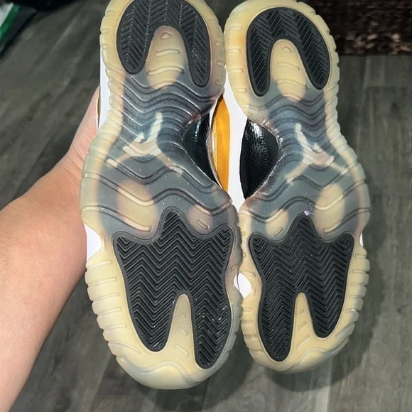 Jordan 11 low closing  ceremonies, Gold and White Sneakers 6y no box EUC - Picture 5 of 7